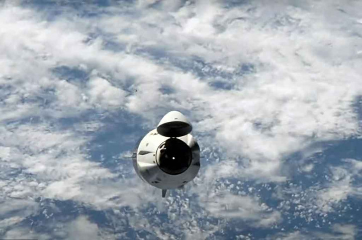 NASA mengumumkan bahwa mereka menaiki SpaceX Dragon yang dijuluki 'Endeavour' dan dilepas dari ISS pada pukul 14:05 Waktu Bagian Timur AS (1905 GMT).