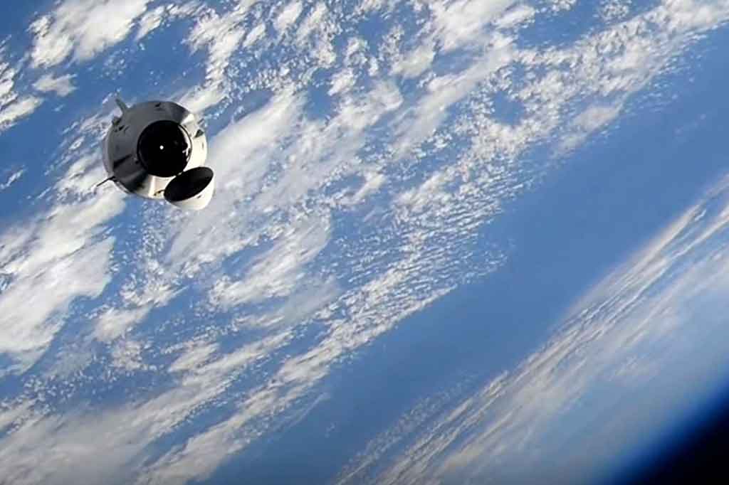 Endeavour kemudian akan mengelilingi ISS selama sekitar satu setengah jam untuk mengambil foto, misi pertama sejak pesawat ruang angkasa Soyuz Rusia melakukan manuver serupa pada 2018. 