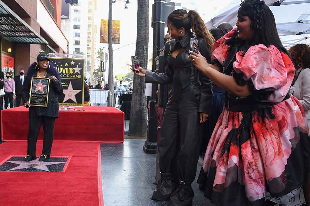 Bintang Elliott ditempatkan di luar lokasi baru Amoeba Music di Hollywood Boulevard. Produser Walk of Fame mengatakan bahwa bintang lain untuk tokoh musik lainnya juga akan ditempatkan di luar toko, Ana Martinez.