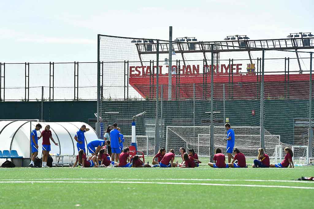 Ketika Claudia Riumallo Pineda bangun, tidak butuh waktu lama baginya untuk mengetahui di mana dia berada. Dari jendela kamar tidurnya, dia dapat melihat Stadion Johan Cruyff di dalam tempat latihan Ciutat Esportiva Barcelona, ??tempat dia bermimpi suatu hari bermain untuk tim utama wanita.