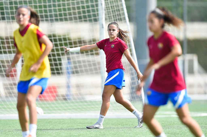 Setelah bermain untuk rival lokal Espanyol, dia sekarang mewakili Barca B dan di sore hari belajar kimia di universitas.