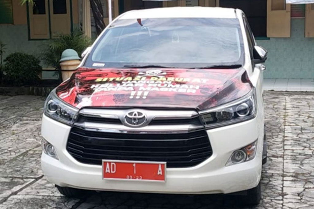 Wali Kota Surakarta Gibran Rakabuming Raka memarkir mobil dinasnya di SDN Nusukan Barat, Selasa, 9 November 2021. Mobdin ditinggalkan di lingkungan sekolah karena terjadi pelanggaran prokes saat PTM, yaitu guru tidak bermasker.