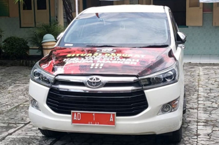 Wali Kota Surakarta Gibran Rakabuming Raka memarkir mobil dinasnya di SDN Nusukan Barat, Selasa, 9 November 2021. Mobdin ditinggalkan di lingkungan sekolah karena terjadi pelanggaran prokes saat PTM, yaitu guru tidak bermasker.