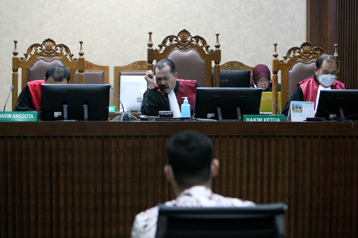 Hakim Ketua Fahzal Hendri meminta ketegasan pernyataan dalam sidang lanjutan di Pengadilan Tipikor, Jakarta, Rabu, 9 November 2021.