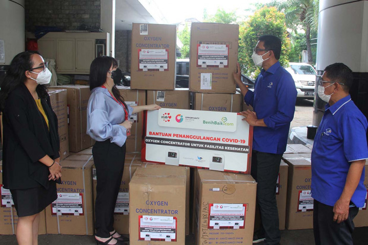 Head of Development and Communications BB-YCAB Samantha Susilo (kedua dari kiri) meyerahkan bantuan 50 Oxcygen Councentor kepada Ketua Yayasan Media Group Ali Sadikin (kedua dari kanan) di Komplek Media Group, Jakarta, Selasa, 9 November 2021.