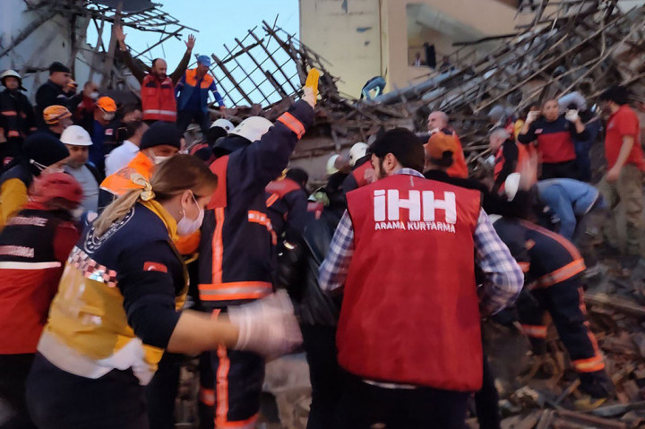 Anggota layanan penyelamatan bekerja di lokasi bangunan yang runtuh di Kota Battalgazi, Provinsi Malatya, sekitar 160 kilometer (100 mil) utara dari perbatasan Suriah.