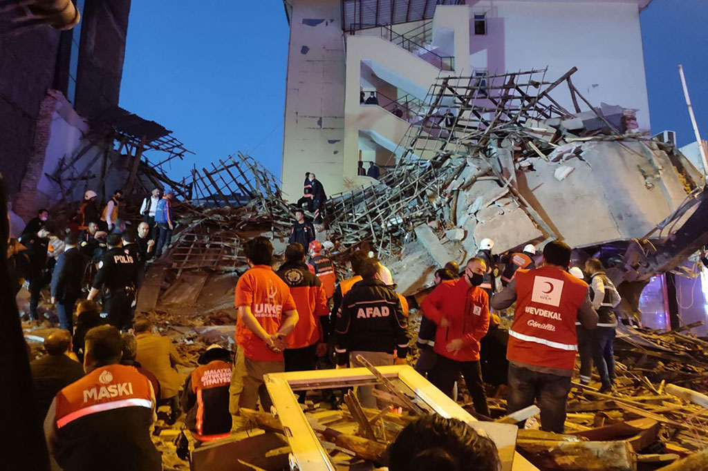 Sedikitnya 13 orang terluka dan 10 lainnya dikhawatirkan terperangkap di bawah puing-puing ketika bangunan dua lantai yang menampung restoran dan kedai kopi runtuh di Turki timur  pada Selasa, 9 November 2021.