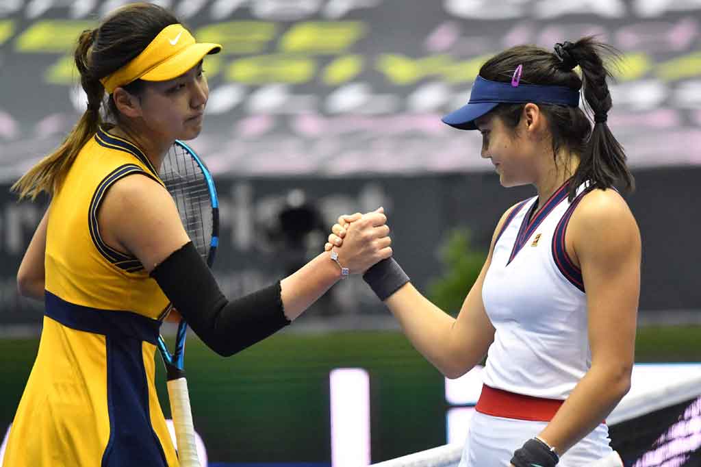 Petenis non unggulan asal Tiongkok, Wang Xinyu, membuat kejutan di turnamen Linz Open dengan mengalahkan juara US Open Emma Raducanu di babak 16 besar, Selasa, 9 November 2021 waktu setempat.