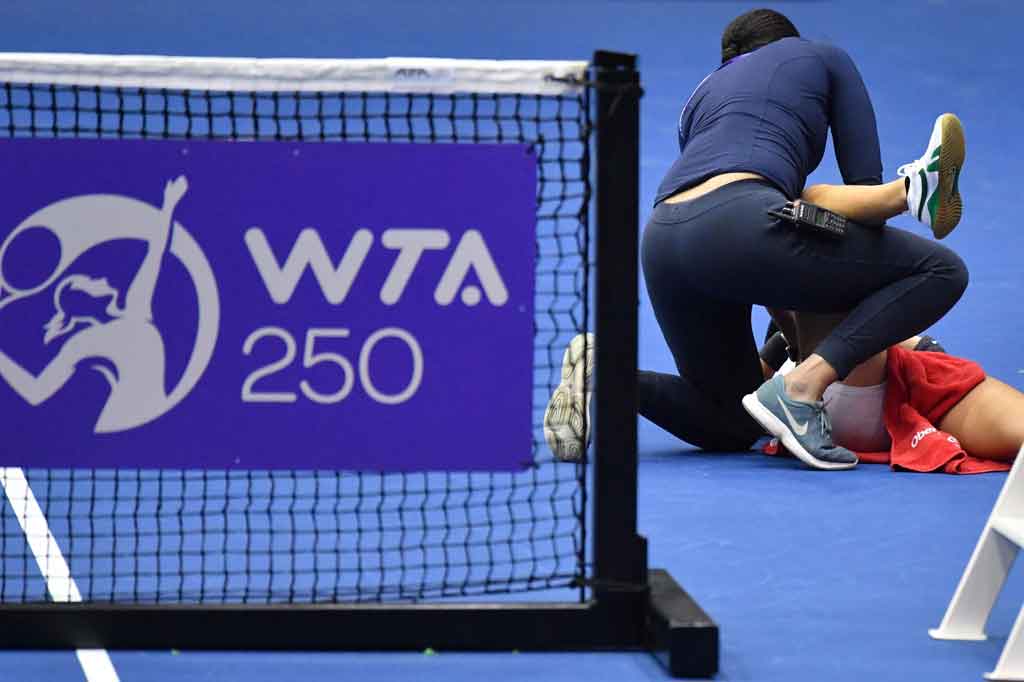 Pada laga yang berlangsung ketat tersebut, Raducanu sempat mendapatkan perawatan saat kedudukan  4-4 pada set ketiga karena mengalami cedera di kaki kanannya.