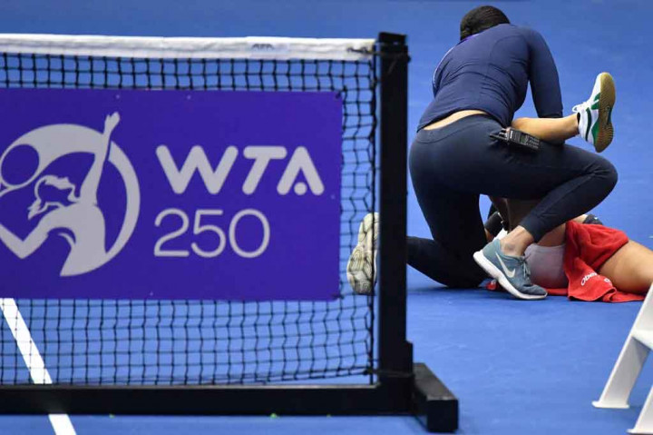 Pada laga yang berlangsung ketat tersebut, Raducanu sempat mendapatkan perawatan saat kedudukan  4-4 pada set ketiga karena mengalami cedera di kaki kanannya.