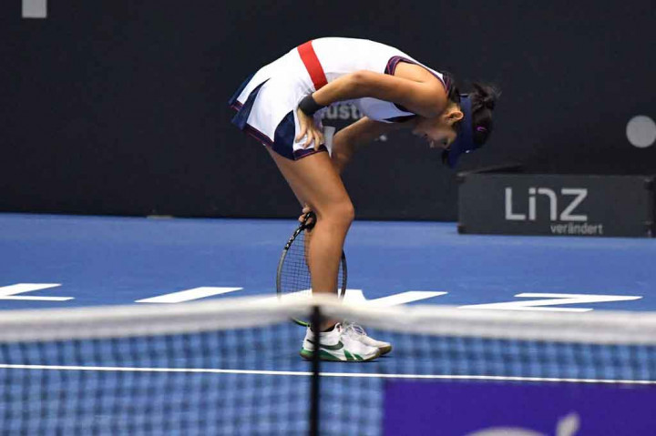 Meskipun mengalami cedera, Raducanu tetap bertahan dengan menyelamatkan dua match point pada kedudukan 4-5, tetapi akhirnya dikalahkan Wang yang melakukan break pada game ke-11 dan menutup pertandingan ketika Raducanu melakukan pukulan backhand melebar.