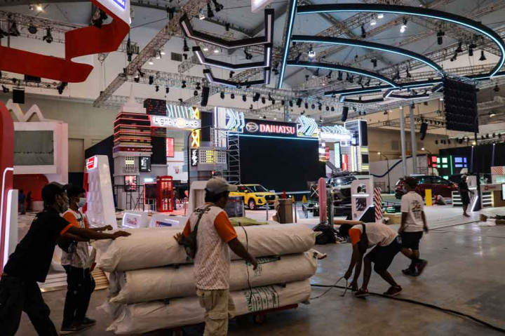 Pekerja menyelesaikan pembuatan ruang pamer mobil salah satu peserta pameran Gaikindo Indonesia Internasional Auto Show (GIIAS) 2021 di Indonesia Convention Exhibition (ICE) BSD, Serpong, Tangerang, Banten, Selasa, 9 November 2021. 