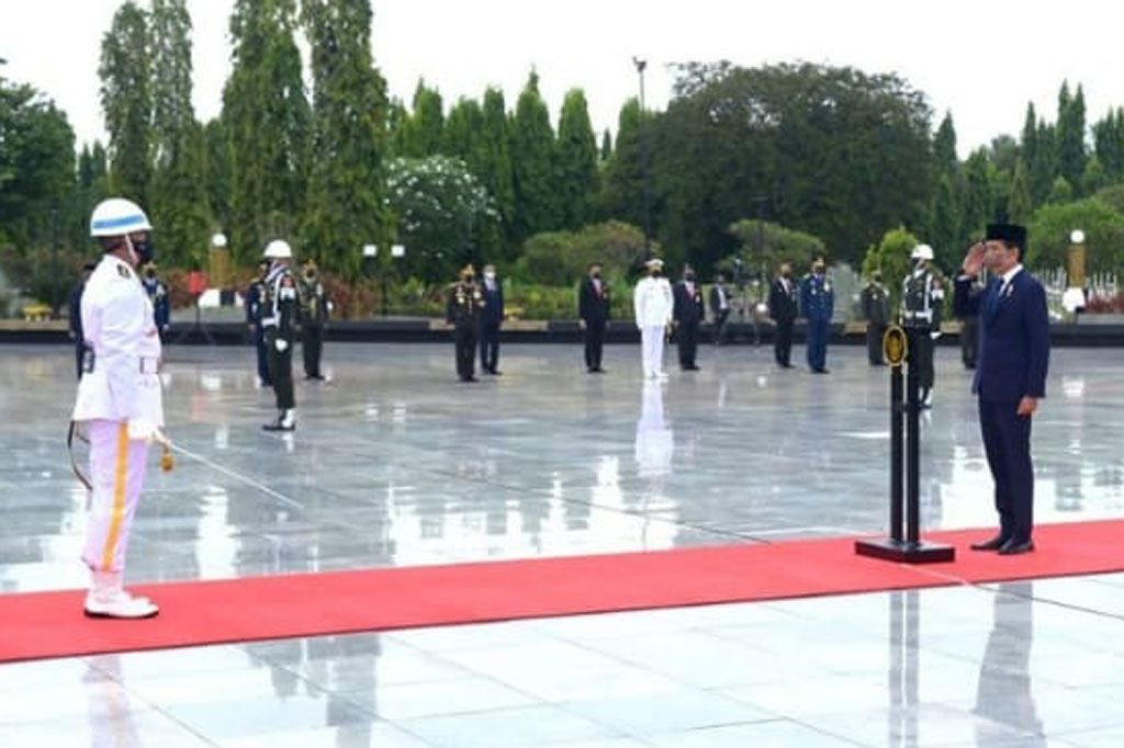 Presiden Joko Widodo (Jokowi) memimpin upacara ziarah nasional untuk memperingati Hari Pahlawan di Taman Makam Pahlawan (TMP) Kalibata, Jakarta Selatan, Rabu, 10 November 2021.