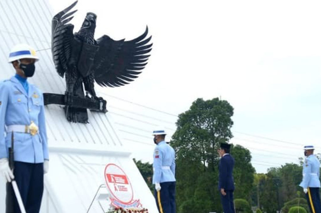 Presiden Jokowi kemudian meletakkan karangan bunga di tugu TMP Kalibata, dan upacara dilanjutkan dengan pembacaan doa untuk arwah para pahlawan oleh Menteri Agama Yaqut Cholil Qoumas.