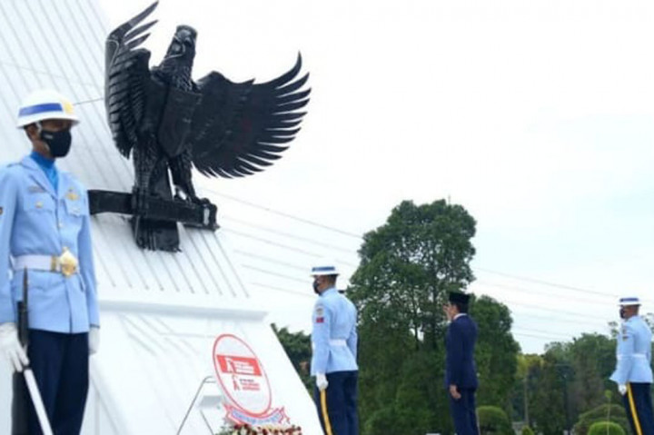 Presiden Jokowi kemudian meletakkan karangan bunga di tugu TMP Kalibata, dan upacara dilanjutkan dengan pembacaan doa untuk arwah para pahlawan oleh Menteri Agama Yaqut Cholil Qoumas.