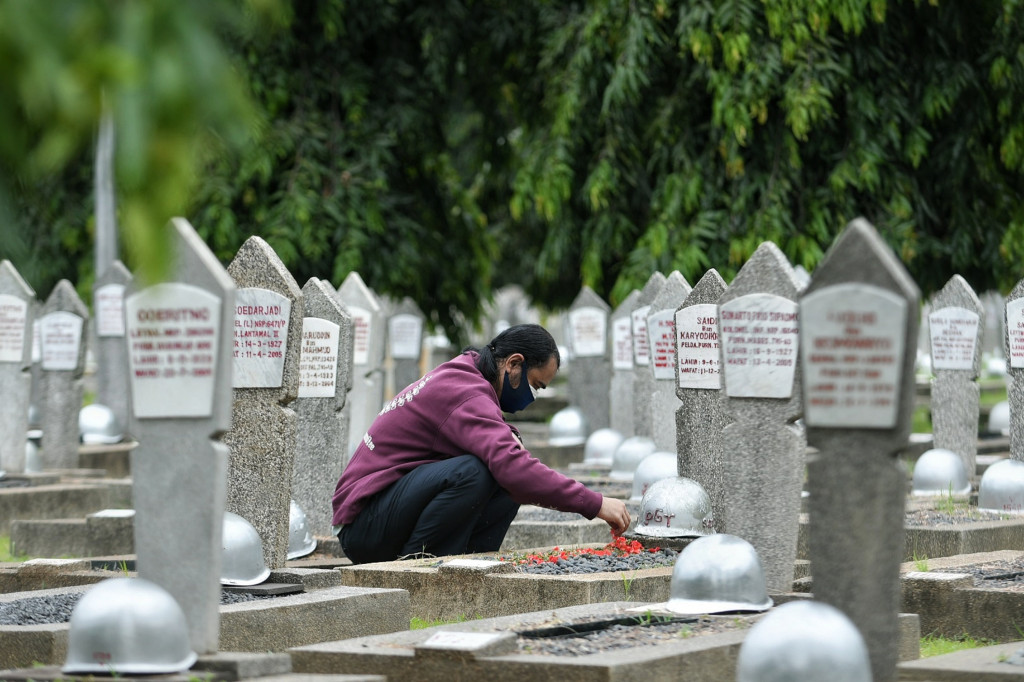 Warga saat berziarah di Taman Makam Pahlawan (TMP) Kalibata, Jakarta, Rabu, 10 November 2021.