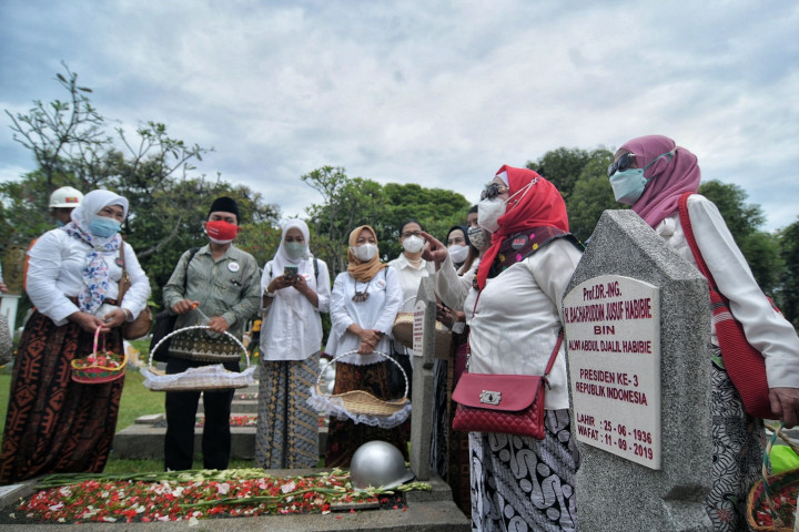 Sejumlah warga berziahrah di Taman Makam Pahlawan (TMP) Kalibata, Jakarta, Rabu, 10 November 2021.