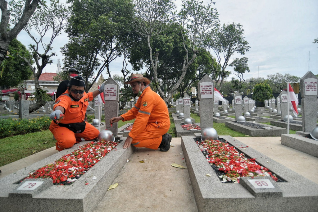 Ziarah tersebut dilakukan sebagai upaya memperingati Hari Pahlawan yang selalu diperingati setiap tanggal 10 November.