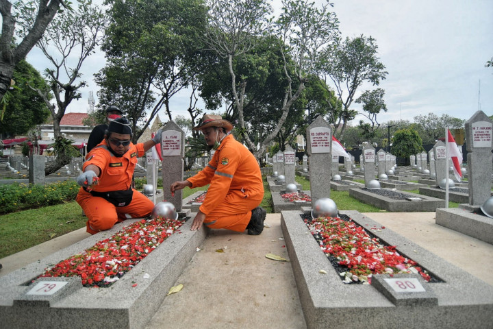 Ziarah tersebut dilakukan sebagai upaya memperingati Hari Pahlawan yang selalu diperingati setiap tanggal 10 November.