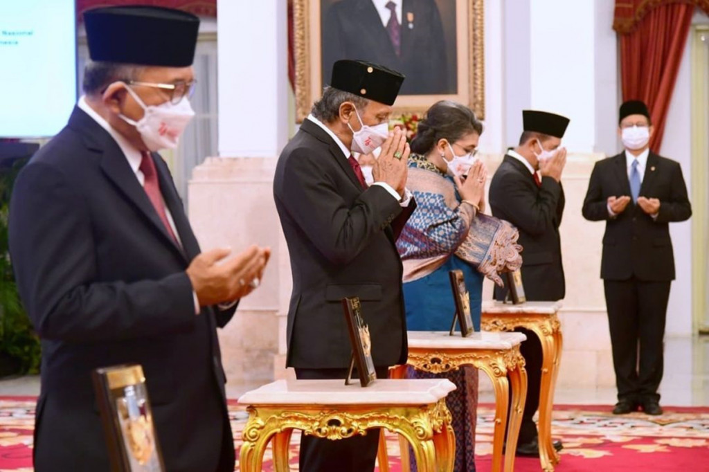 Sebanyak empat orang tokoh memperoleh penganugerahan tersebut atas jasa mereka dalam perjuangan di berbagai bidang untuk mencapai, merebut, mempertahankan, dan mengisi kemerdekaan serta mempertahankan persatuan dan kesatuan bangsa.