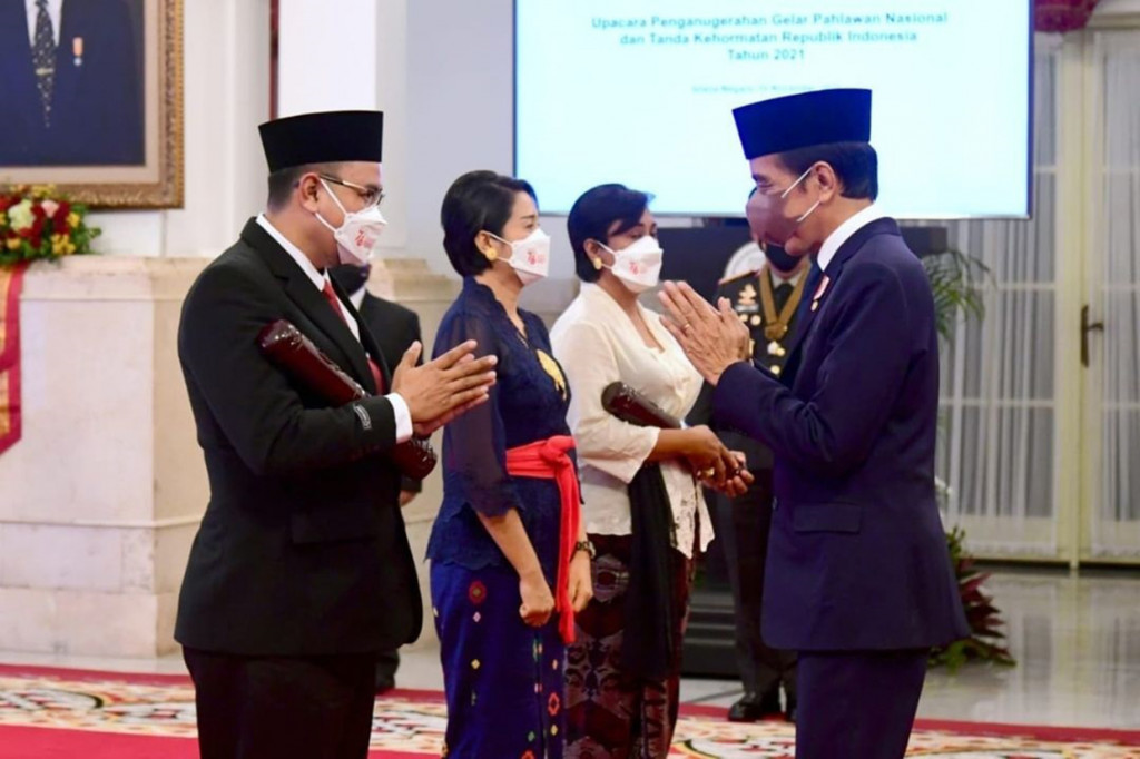 Sementara Tanda Kehormatan Bintang Jasa Nararya diberikan kepada 77 orang yang diwakili oleh Almh. Emialoina Lasia Carolin yang merupakan bidan pada Puskesmas Kecamatan Pesanggrahan, DKI Jakarta.