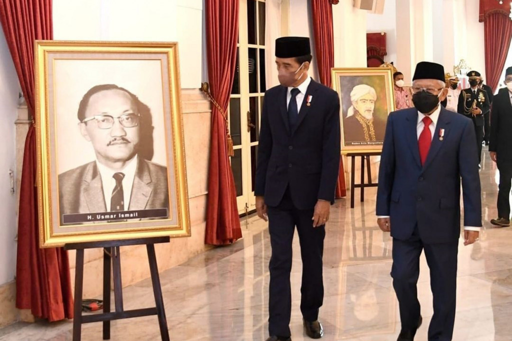 Acara tersebut diakhiri dengan pemberian ucapan selamat dari Presiden Jokowi dan Wakil Presiden Ma’ruf Amin beserta para tamu undangan terbatas lain kepada para ahli waris penerima gelar Pahlawan Nasional.