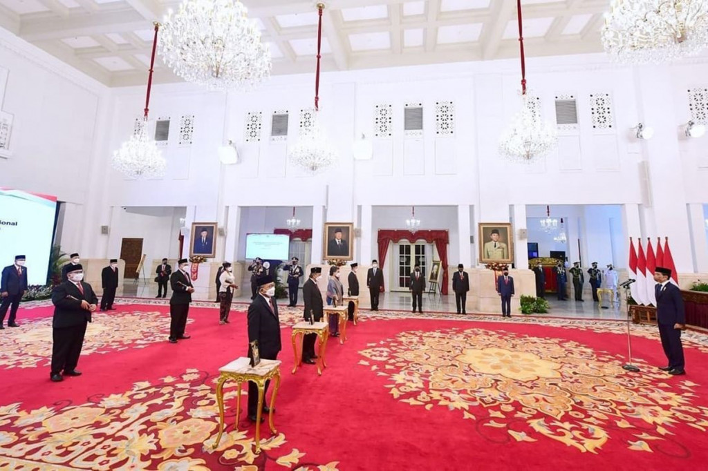 Pada kesempatan yang sama, Presiden Jokowi juga menganugerahkan Tanda Kehormatan Bintang Jasa kepada 300 tenaga kesehatan yang meninggal dunia dalam penanganan Covid-19 melalui Keppres Nomor 110/TK/Tahun 2021 yang ditetapkan pada 25 Oktober 2021.