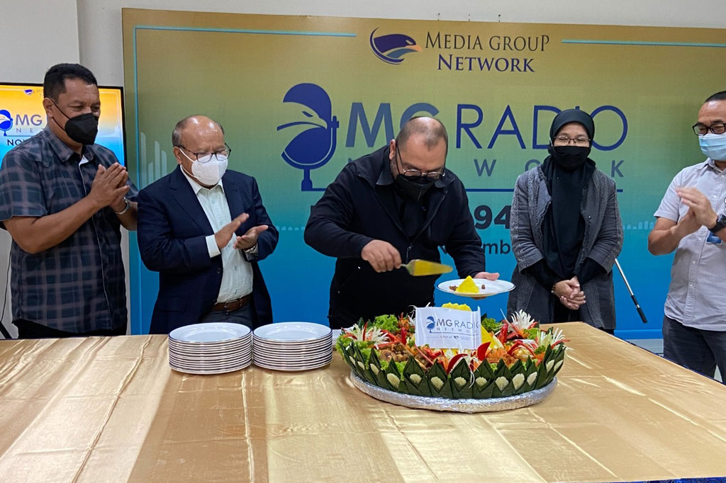 CEO Media Group Mohammad Mirdal Akib didampingi Presiden Direktur Metro TV Don Bosco Selamun (kedua kiri), Direktur Pemberitaan Media Indonesia Gaudensius Suhardi (kiri), PIC MG Radio Network Ami Melanrosa (kedua kanan), dan Direktur Utama Media Indonesia Firdaus Dayat (kanan) memotong tumpeng saat launching MG Radio Network di Kantor Media Group, Kedoya, Kebon Jeruk, Jakarta Barat, Rabu, 10 November 2021.