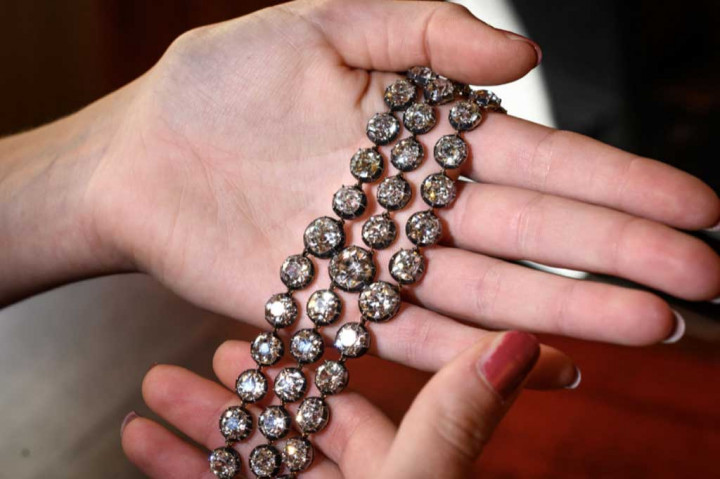 Dua gelang berlian yang dikirim Marie Antoinette dalam peti kayu untuk disimpan sebelum dia dipenggal saat Revolusi Prancis, telah terjual di lelang di Jenewa seharga 7,46 juta franc Swiss atau sekira Rp136 miliar.