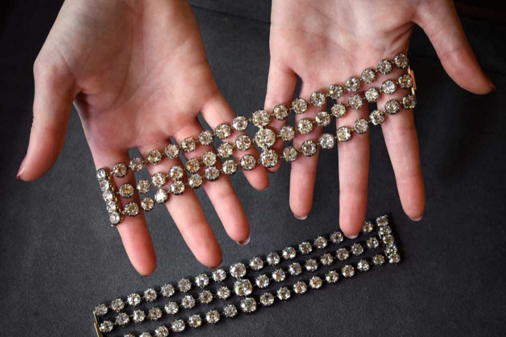 Jumlah itu beberapa kali lebih tinggi dari perkiraan prapenjualan, di tengah meningkatnya minat pada barang-barang perhiasan dan pakaian milik mantan ratu Prancis. Pembeli menawar melalui telepon dan tidak diidentifikasi.