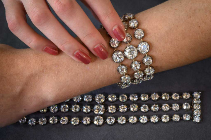 Antoinette yang berasal dari Austria, tiba di Prancis pada usia 14 tahun untuk menikah dengan Louis XVI, dan memiliki gelang berlian yang dibuat khusus untuknya pada 1776, dua tahun setelah dia menjadi ratu.