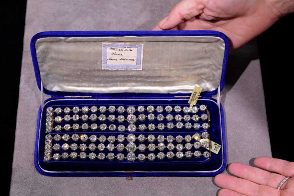 Setiap gelang terdiri dari tiga untaian berlian dan disatukan dengan jepit besar, dengan total 112 berlian. Marie Antoinette diketahui dengan hati-hati membungkus perhiasannya dengan kapas, berharap untuk menyimpannya di luar Prancis pada masa revolusi.