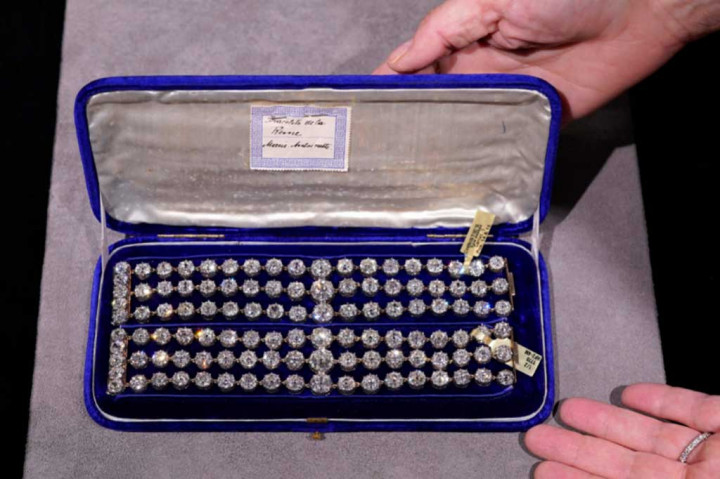 Setiap gelang terdiri dari tiga untaian berlian dan disatukan dengan jepit besar, dengan total 112 berlian. Marie Antoinette diketahui dengan hati-hati membungkus perhiasannya dengan kapas, berharap untuk menyimpannya di luar Prancis pada masa revolusi.