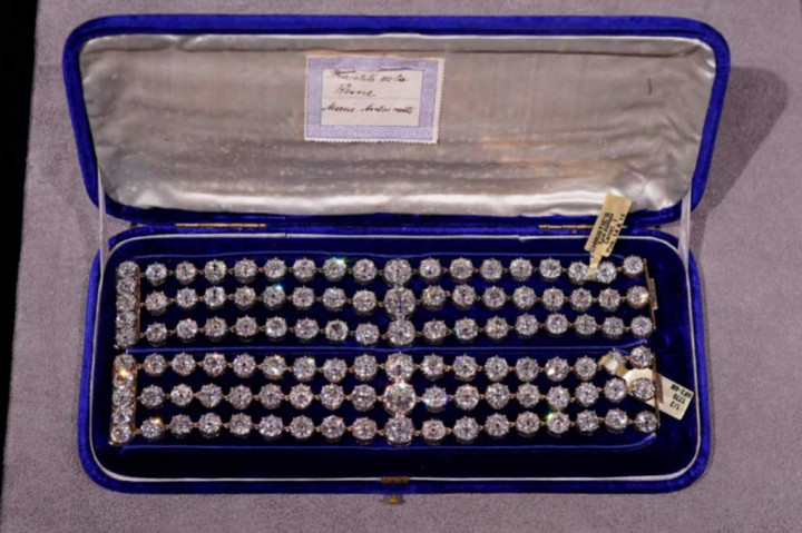 Dia menyimpan dua gelang berlian dalam kotak kayu dan dikirim ke mantan duta besar Austria yang berada di Brussel, dengan surat yang memerintahkannya untuk menyimpannya di tempat yang aman.