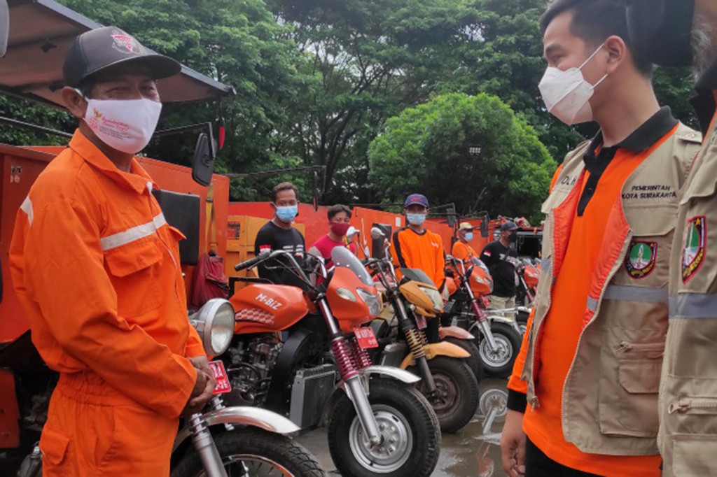 Kota Solo Gibran Rakabuming Raka memberikan penghargaan berupa uang pembinaan dan juga trophy kepada ratusan pahlawan kebersihan Kota Solo, bertepatan dengan peringatan Hari Pahlawan 2021, di Plasa Manahan, Rabu, 10 November 2021.