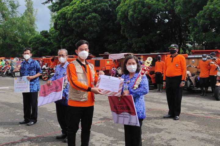 Walikota Gibran memberikan apresiasi tinggi terhadap para petugas kebersihan dan pengangkut sampah, yang penuh semangat, tanpa kenal lelah membersihkan seluruh sampah kota, mulai dari sampah rumah tangga, sampah jalan dan sampah sungai.