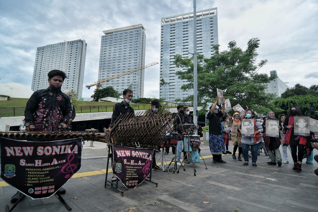 Sejumlah seniman melakukan karnaval dengan membawa poster tokoh dan seniman di depan Taman Ismail Marzuki (TIM), Cikini, Jakarta Pusat, Rabu, 10 November 2021.