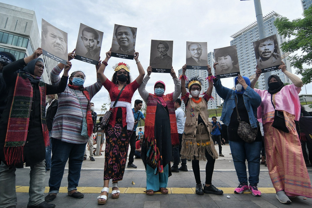 Sejumlah seniman melakukan karnaval dengan membawa poster tokoh dan seniman di depan Taman Ismail Marzuki (TIM), Cikini, Jakarta Pusat, Rabu, 10 November 2021.