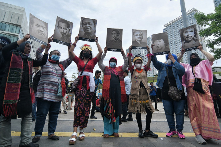 Sejumlah seniman melakukan karnaval dengan membawa poster tokoh dan seniman di depan Taman Ismail Marzuki (TIM), Cikini, Jakarta Pusat, Rabu, 10 November 2021.