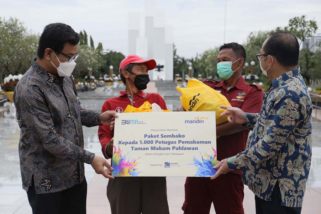 Bank Mandiri menyalurkan apresiasi berupa paket sembako kepada 1.000 petugas yang mengabdikan diri di 20 Taman Makam Pahlawan (TMP) di Indonesia.