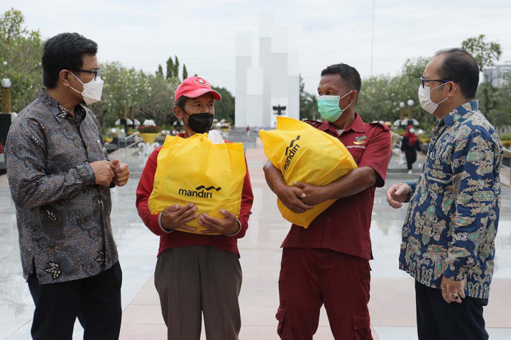 Khusus di TMP Kalibata, paket sembako diberikan kepada 105 petugas TMP Kalibata, Jakarta, usai pelaksanaan Upacara Hari Pahlawan yang dipimpin oleh Presiden Joko Widodo.