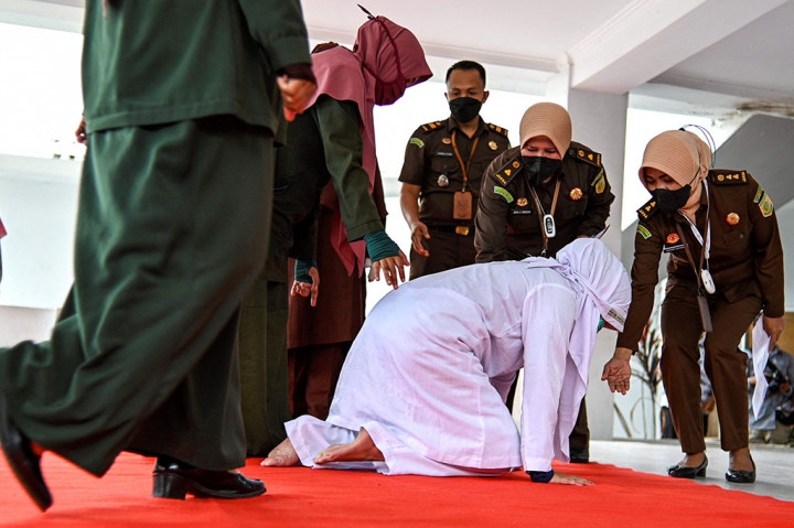 Satu pasangan non muhrim tertangkap ikhtilat (bermesraan) di Kota Banda Aceh menjalani hukuman cambuk masing-masing sebanyak 17 kali karena telah terbukti melanggar syariat islam.