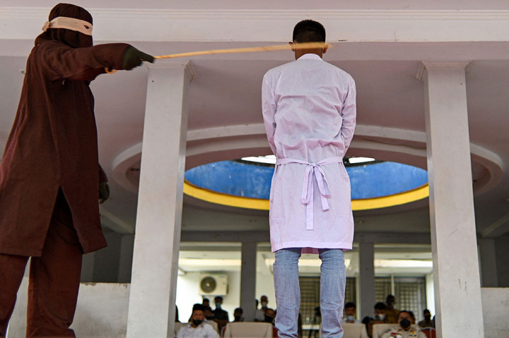 Mereka dihukum karena terbukti melanggar pasal 25 ayat (1) tentang Ikhtilat yang diatur dalam Qanun Aceh Nomor 6 Tahun 2014 tentang Hukum Jinayat. 