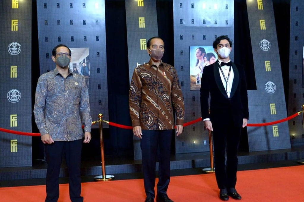  Presiden Joko Widodo menghadiri Malam Anugerah Piala Citra Festival Film Indonesia (FFI) 2021, di Jakarta Convention Center, Senayan, Jakarta, Rabu, 10 November 2021 malam. Presiden didampingi antara lain Menko Polhukam Mahfud Md, Mendikbud Ristek Nadiem Makarim, dan Menparekraf Sandiaga Uno.