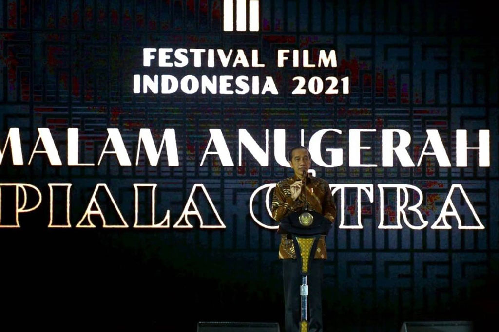 “Saya melihat memang bermacam-macam arah sudut cerita yang diambil seperti tadi baik mengenai syariah yang ada di Provinsi Aceh, kemudian juga ada tadi mengenai perempuan, wanita-wanita yang ada di penjara yang melahirkan anak, tadi apa judulnya Invisible Hopes dan yang lain-lainnya yang menurut saya sudut-sudut yang diambil yang kadang-kadang kita tidak mempunyai pikiran ke arah itu. Saya kira ini sebuah pandangan yang tajam, yang diwujudkan dalam sebuah film yang sangat apik,” ujar Presiden.