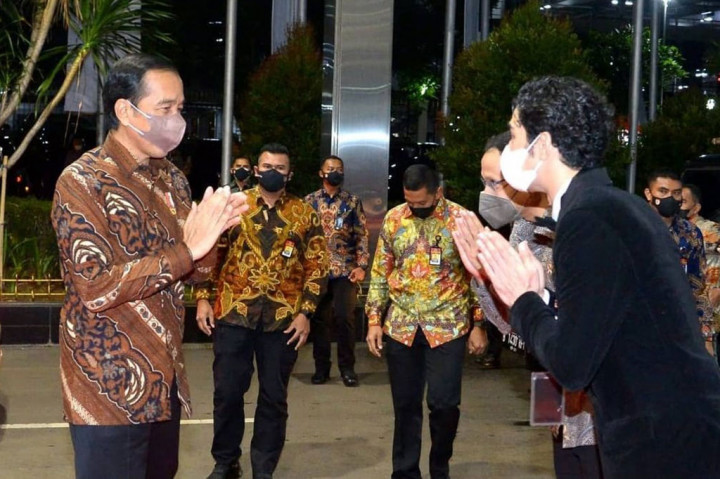 “Ini sangat luar biasa. Sekali lagi, saya sangat mengapresiasi dan saya berharap para sineas, para aktor, para aktris, dan seluruh stakeholder perfilman Indonesia terus memupuk mimpi besar, menguatkan kolaborasi dengan pusat-pusat perfilman dunia, menggali dan mengangkat cerita unik, tempat indah, juga talenta-talenta hebat kita,” jelasnya.