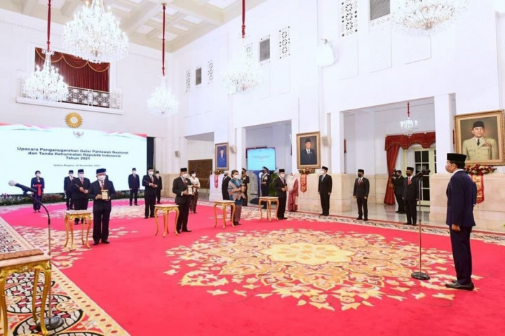 Presiden Joko Widodo menganugerahkan gelar Pahlawan Nasional yang merupakan bagian dari rangkaian peringatan Hari Pahlawan Tahun 2021 di Istana Negara, Jakarta, Rabu, 10 November 2021.