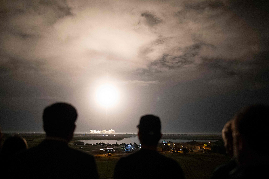 Personel Crew-3 Raja Chari, Kayla Barron ,dan Tom Marshburn dari Amerika Serikat dan Matthias Maurer dari Jerman diluncurkan di atas kapsul Crew Dragon yang dipasang pada roket Falcon 9 pada pukul 21:03 waktu setempat (0203 GMT Kamis) dari Pusat Antariksa Kennedy di Florida.