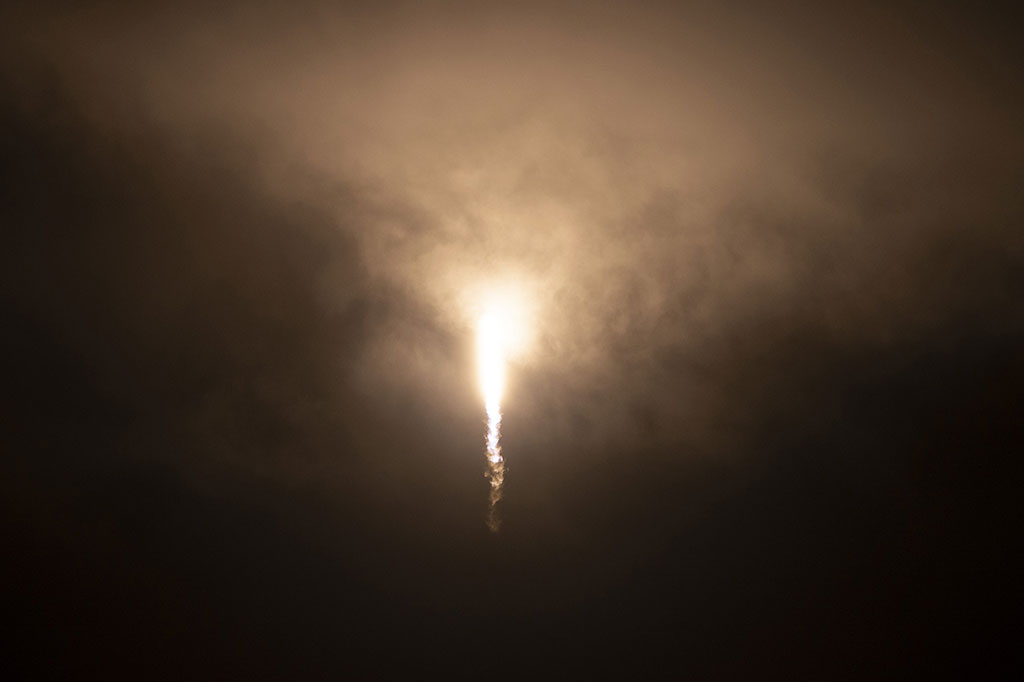 Penerbangan awalnya ditunda dari 31 Oktober karena cuaca, kemudian masalah medis kecil yang mempengaruhi salah satu kru. NASA tidak mengatakan siapa sosok itu, tetapi mengatakan tidak terkait dengan covid.