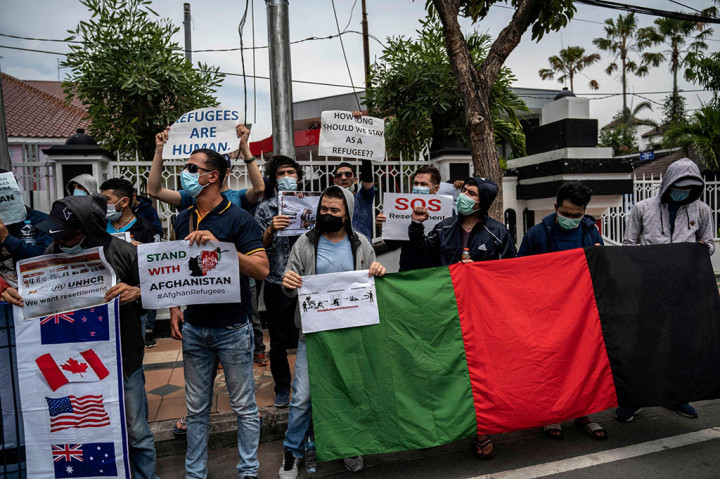Puluhan pengungsi asal Afghanistan di tempat penampungan Puspa Agro Sidoarjo, Jawa Timur menggelar aksi dalam di depan Kantor Wilayah Kementerian Hukum dan HAM Jatim, di Surabaya, Kamis, 11 November 2021. Mereka meminta kejelasan nasib karena telah terkatung-katung di Indonesia sekitar 11 tahun lamanya.